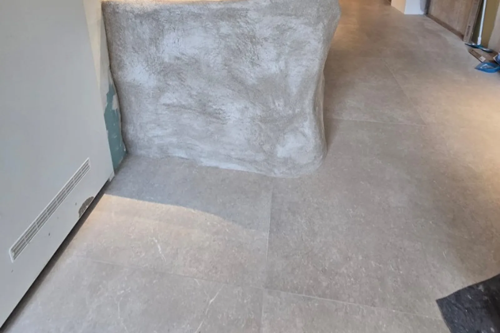 Form Soft — organic microcement island in the open plan