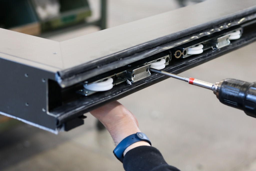 Assembling aluminium sliding frame hardware
