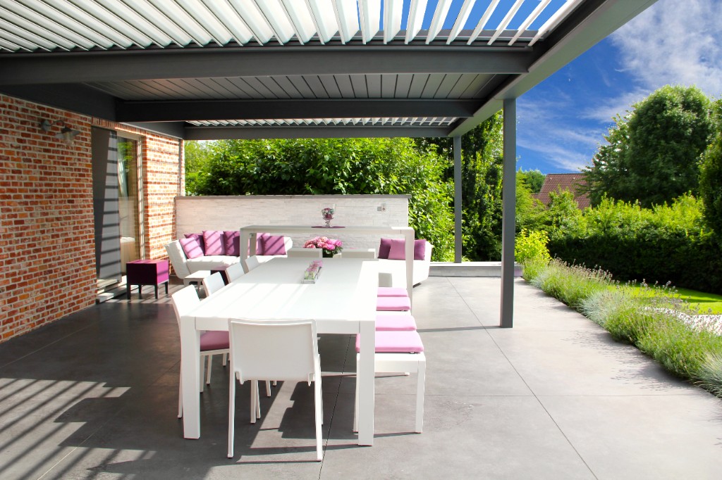 Bioclimatic pergola over outdoor dining and lounge