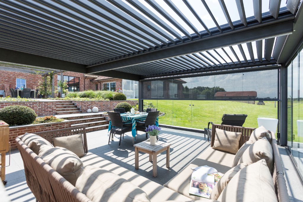 Bioclimatic pergola with lounge, screens, and garden