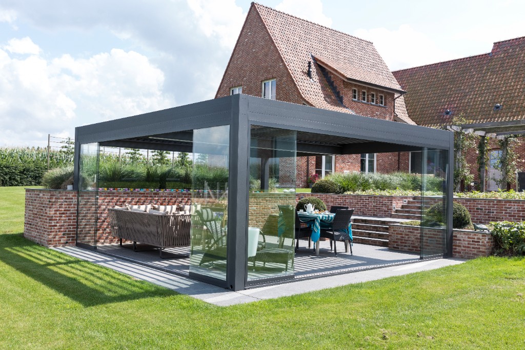 Bioclimatic pergola with sliding glass enclosure